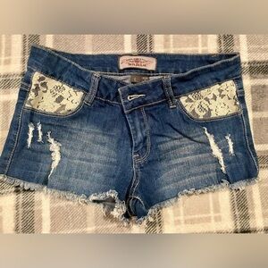 Sexy short junior  jeans with white detail.